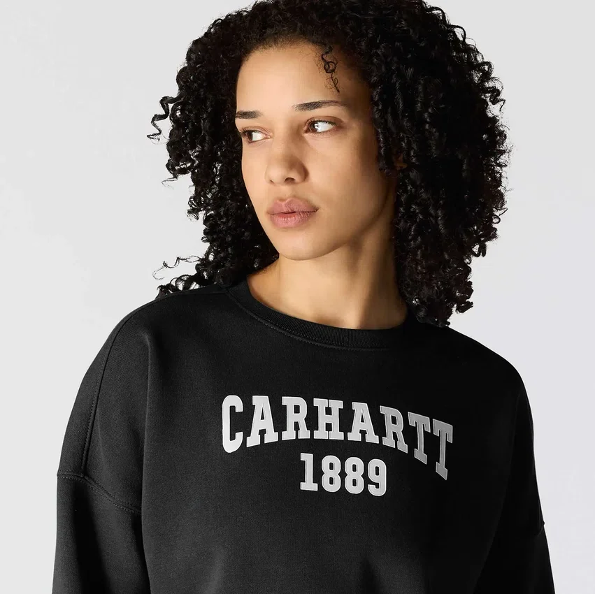 Damska bluza bez kaptura Carhartt 1889 o luźnym kroju i średniej gramaturze z nadrukiem