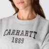 Damska bluza bez kaptura Carhartt 1889 o luźnym kroju i średniej gramaturze z nadrukiem