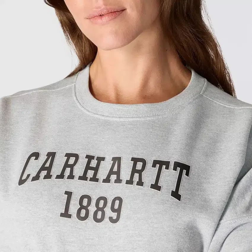 Damska bluza bez kaptura Carhartt 1889 o luźnym kroju i średniej gramaturze z nadrukiem