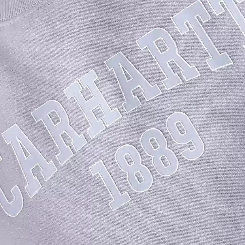 Damska bluza bez kaptura Carhartt 1889 o luźnym kroju i średniej gramaturze z nadrukiem