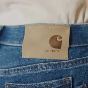 Dżinsy damskie Essential o średniej wysokości w pasie i prostych nogawkach z elastycznego denimu