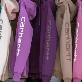 Kultowa damska bluza z kapturem Clarksburg o luźnym kroju, z podszewką z polaru i logo